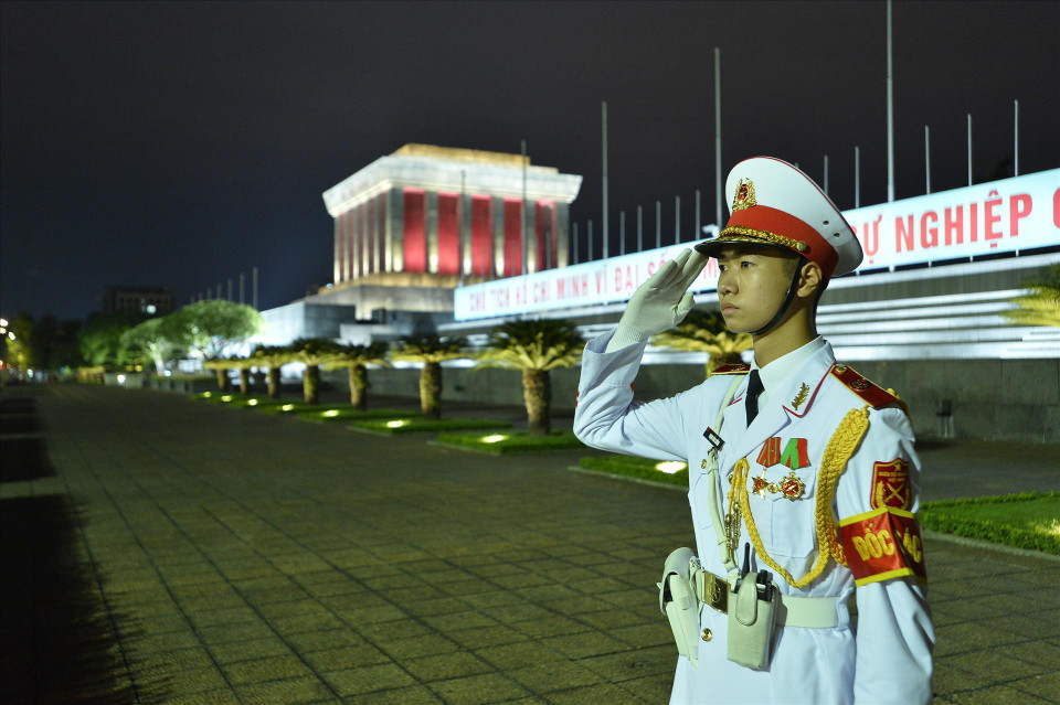 Les cadres et soldats du Comité de gestion du mausolée du Président Hô Chi Minh accomplissent avec entrain leur mission de conserver à long terme et en toute sécurité la dépouille embaumée de l’Oncle Hô. Photo: VNA