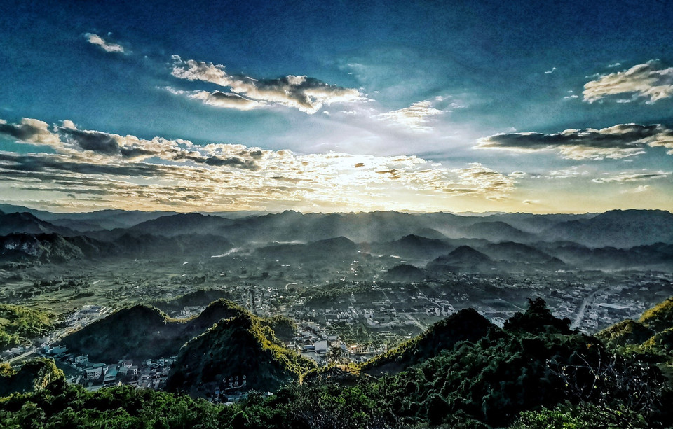 Vue panoramique de la ville de Môc Châu d'en haut. Photo : VNA