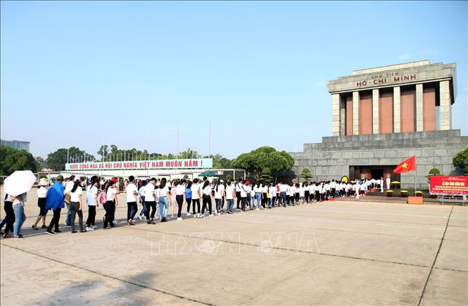 Chaque jour, de nombreux de touristes rendent hommage au Président Hô Chi Minh en son mausolée. Photo: VNA