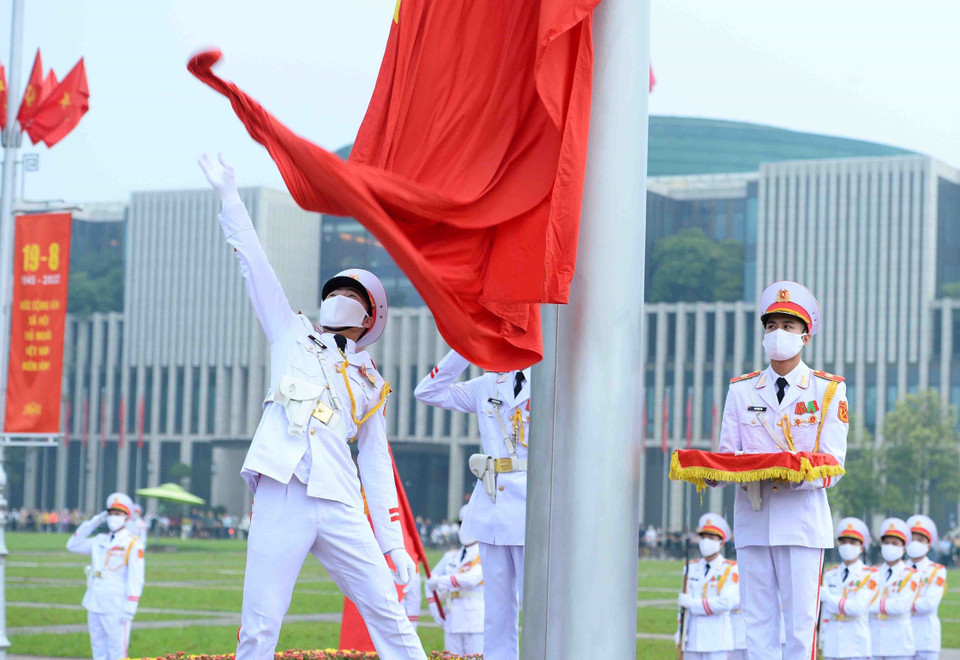 Ces 22 dernières années, depuis le 19 mai 2001, la cérémonie de lever du drapeau national tous les matins sur la place Ba Dinh est devenue un spectacle familier pour tous les habitants de la capitale. Le drapeau national flotte vers 6h sur fond d'hymne national sur la place Ba Dinh. Photo: VNA