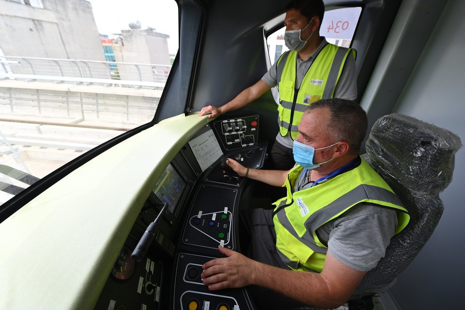 Des ingénieurs exécutent les premiers essais pour la section surélevée de la ligne de métro Nhon – gare de Hanoï. Photo: VNA