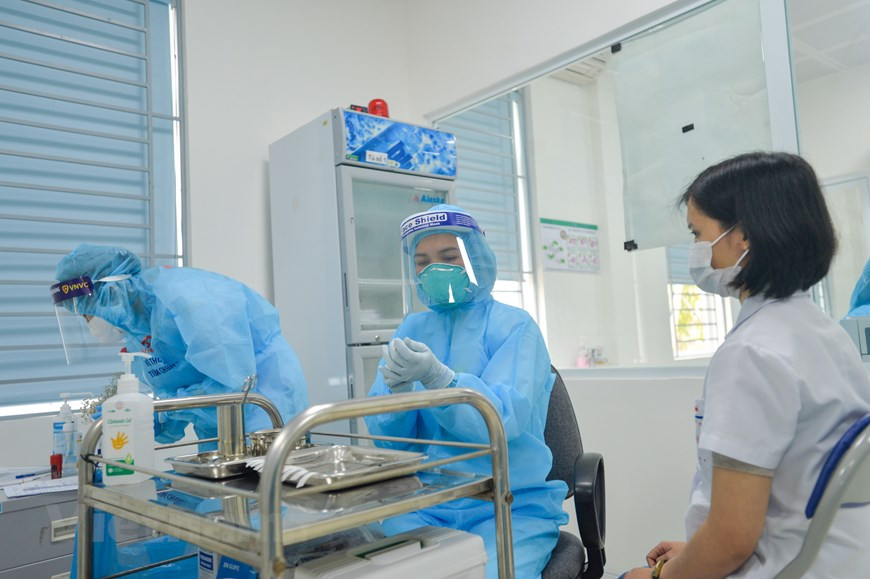 Dès l’arrivée le 24 février dernier du premier lot de vaccin AstraZeneca comprenant 117.600 doses, le ministère de la Santé a chargé l'Institut national de contrôle des vaccins et des produits biologiques médicaux de l’examiner. Selon les dirigeants du ministère de la Santé, la vaccination est mise en œuvre conformément à la résolution No 21 / NQ-CP du gouvernement sur l'achat et l'utilisation du vaccin de COVID-19. Selon cette résolution, neuf groupes de personnes sont prioritaires pour la vaccination sans payer des frais, outre les villes et provinces touchées par l’épidémie. La résolution No 21 encourage les organisations et les individus à administrer des injections volontaires contre rémunération. Lorsque le vaccin est suffisant, le gouvernement est prêt à offrir l’opportunité de vaccination à tous les groupes de personnes dans le besoin. En raison du nombre limité de vaccins, la première étape de la vaccination se concentre uniquement sur les personnes et localités prioritaires. Photo: VietnamPlus