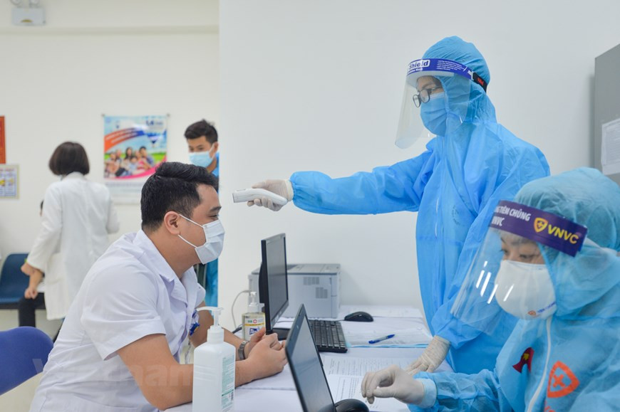 Environ 900 doses de vaccin distribuées à l’Hôpital des maladies tropicales de Hô Chi Minh-Ville sont injectées au personnel médical en contact direct avec les patients du COVID-19. À Hanoï, l’antenne de l’Hôpital national des maladies tropicales à Dông Anh a organisé lundi la vaccination pour les 100 employés les plus exposés à la contamination. Les personnes vaccinées sont suivies avec des dossiers de santé électroniques, avec un certificat électronique de vaccination. L’Hôpital national des maladies tropicales reçoivent 450 des 117.600 doses disponibles dans la première phase. Selon les prévisions, 100 millions de doses seront administrées dans l’ensemble du pays en 2021. Photo: VietnamPlus 