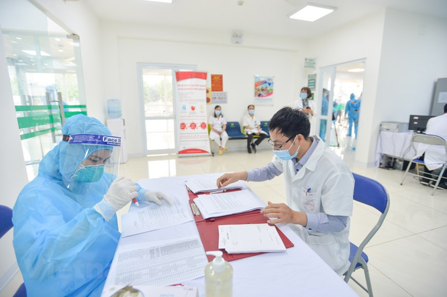 Hanoï, Ho Chi Minh-Ville et la province de Hai Duong (Nord) où est apparue la 3e vague épidémique fin janvier, ont commencé lundi 8 mars au matin la vaccination contre le COVID-19 en utilisant du vaccin AstraZeneca. L’injection du vaccin AstraZeneca contre le coronavirus a été effectuée le 8 mars pour des centaines d’agents médicaux de l’Hôpital national des maladies tropicales de Hanoï, de l'Hôpital des maladies tropicales de Hô Chi Minh-Ville et de la province de Hai Duong. Selon le ministère vietnamien de la Santé, pour la première phase, les doses du vaccin AstraZeneca disponibles sont distribuées à 13 villes et provinces ayant des foyers épidémiques, ainsi qu'au ministère de la Défense, au ministère de la Sécurité publique et à 21 hôpitaux. Photo: VietnamPlus