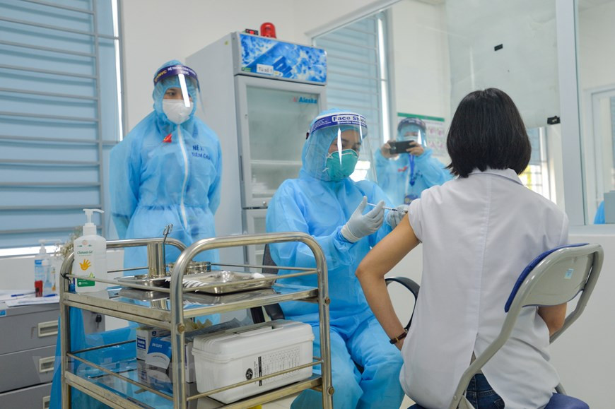  Lors de la réunion du Comité national de direction de la prévention et du contrôle du COVID-19 le 5 mars à Hanoï, le vice-Premier ministre Vu Duc Dam, également chef dudit Comité, a affirmé que l’accès aux vaccins étrangers n’est pas facile. Outre les vaccins étrangers, le ministère de la Santé compte sur les vaccins fabriqués au Vietnam. Trois des vaccins vietnamiens sont en phase d’essais cliniques. Le Nano Covax, en 2e phase, est le plus avancé. Il a dit : « Avant de procéder à la vaccination, le ministère de la Santé a évalué l'innocuité et l'efficacité du vaccin. Des dizaines de millions de doses seront injectées et même si l’efficacité du vaccin est confirmée, des effets secondaires indésirables peuvent ne pas avoir été pris en compte. La vaccination se déroulera dans les meilleures conditions. Le ministère de la Santé doit convaincre la population du bien fondé du vaccin. De plus, le Vietnam doit accélérer le développement de son propre vaccin ». Photo: VietnamPlus