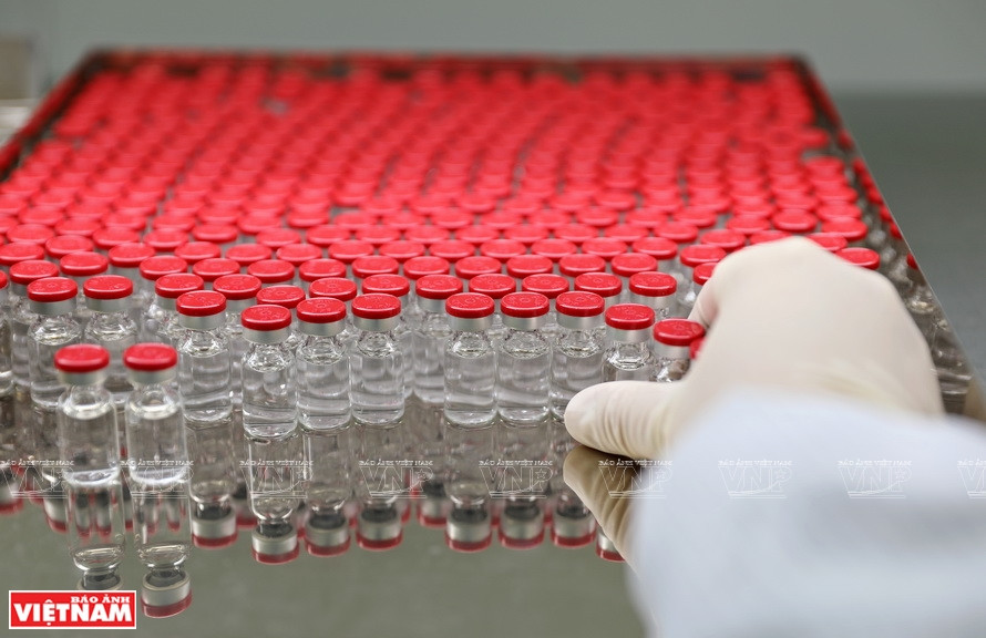 De 7 à 8 techniciens effectuent des vérifications finales sur les flacons avant qu'ils ne soient étiquetés. Photo: Vietnam Illustré