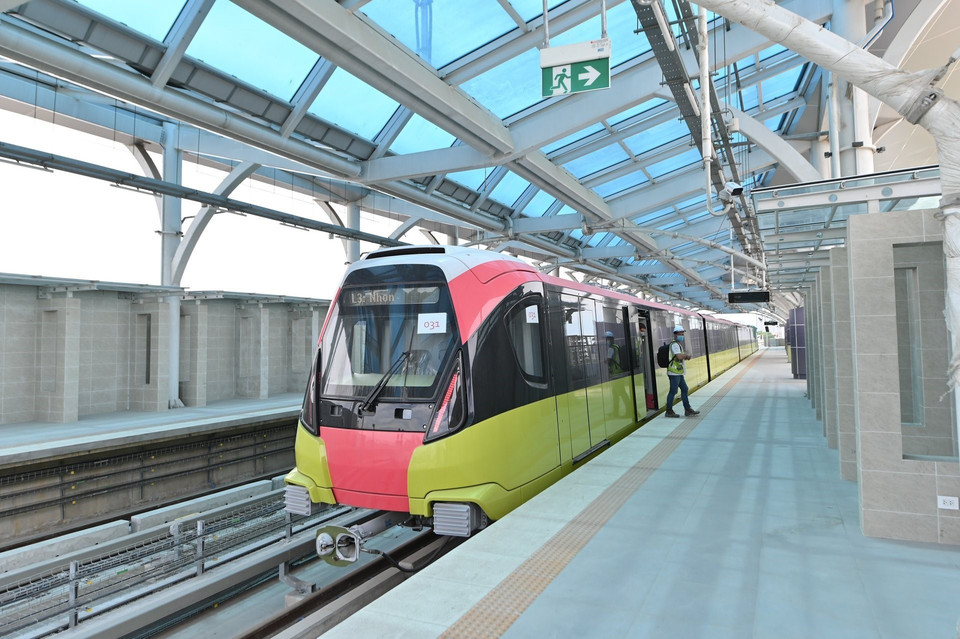 Six des dix trains de la ligne de métro Nhon – gare de Hanoï ont été transportés à la zone du dépôt de Nhon. Ils sont appairés, calibrés et soumis à des tests statiques et dynamiques avant d'être mis en service officiellement. Photo: VNA