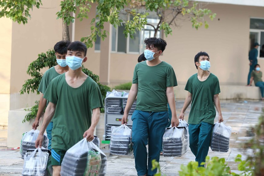 Plus de 60 officiers et soldats des forces armées de la ville participent au soutien logistique de l'hôpital. Photo: VNA