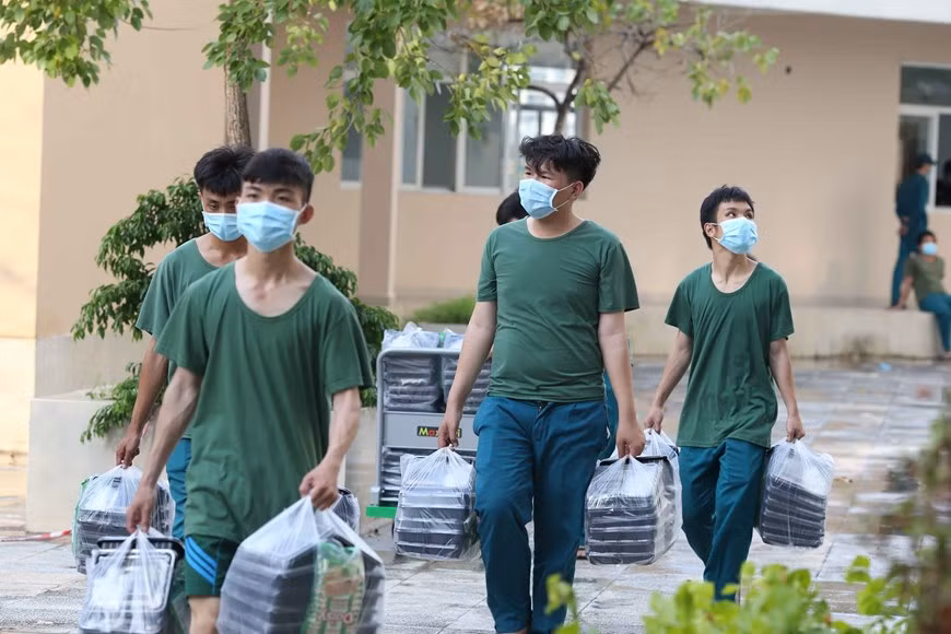 Plus de 60 officiers et soldats des forces armées de la ville participent au soutien logistique de l'hôpital. Photo: VNA