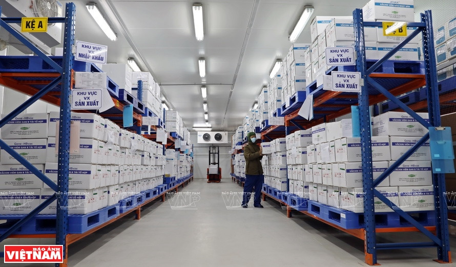 Chambre froide pour le vaccin Sputnik V de VABIOTECH à Hanoi. Photo: Vietnam Illustré