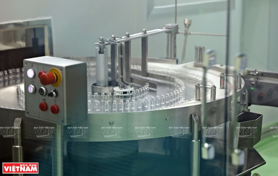 Le processus comprend de nombreuses étapes principales, à commencer par le nettoyage et le séchage des flacons pour éliminer tous les contaminants. Photo: Vietnam Illustré