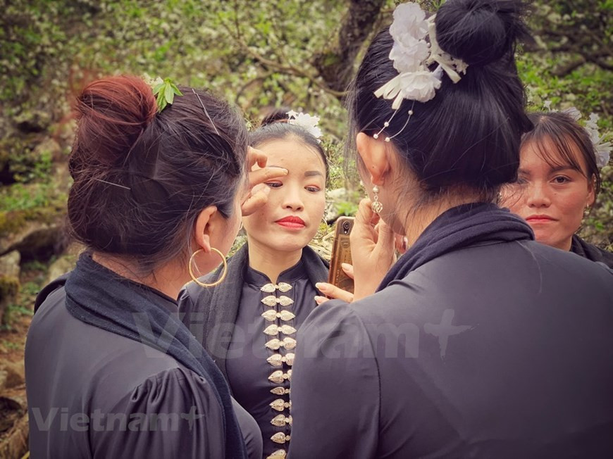 Les filles ethniques Thaï se maquillent avant d'exécuter une danse pour accueillir le printemps. Son La est à 320 kilomètres au nord-ouest de la capitale Hanoï. La province est une terre de diversité culturelle où elle est connue comme le foyer de 12 groupes ethniques. Chacun de ces groupes possède son propre trésor culturel unique et précieux, créant une culture colorée et diversifiée pour cette terre. Son La est également une terre de culture multicolore avec 47 reliques historiques culturelles et beauté des paysages. C'est une terre de plats raffinés, de danses captivantes, de douces chansons folkloriques et de festivals spéciaux. Photo: Vietnam+