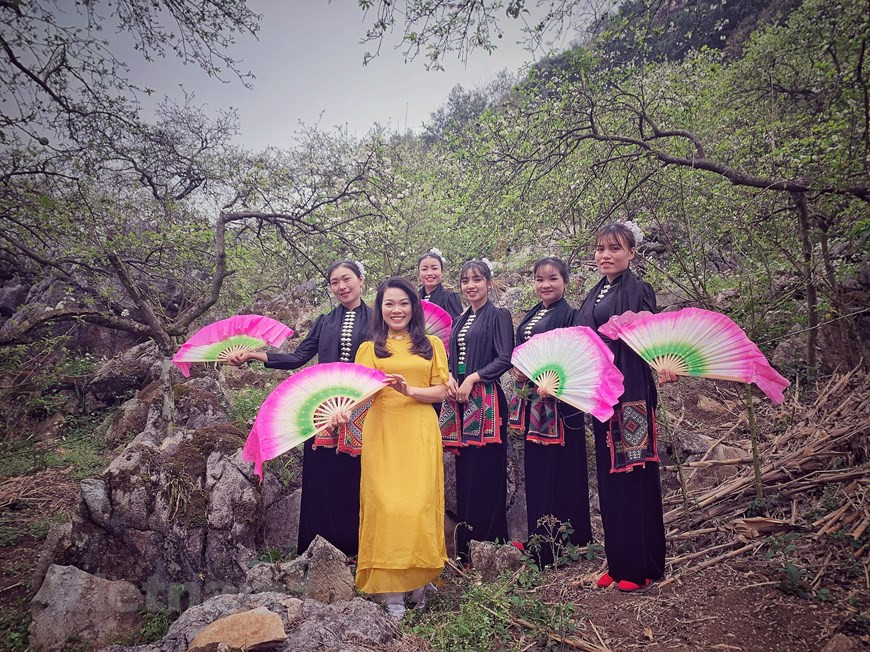 Les filles posent pour une photo souvenir avec une visiteur de Hanoï avant d'exécuter une danse pour accueillir le printemps. Une culture unique, un paysage charmant et des habitants sympathiques ont fait du village d'Ang un arrêt obligatoire lorsque vous venez à Moc Chau. La danse captivante est l'une des caractéristiques les plus spéciales offrant aux gens des expériences inoubliables lors de la visite de la localité. Ces danses apportent leur identité culturelle distincte et des cadeaux pour leurs âmes pures. Son La est une terre spéciale non seulement de montagnes majestueuses, mais aussi de valeurs culturelles distinctes représentant la culture typique des groupes ethniques minoritaires du nord-ouest du Vietnam. Photo: Vietnam+ 