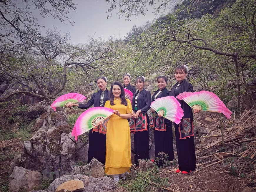 Les filles posent pour une photo souvenir avec une visiteur de Hanoï avant d'exécuter une danse pour accueillir le printemps. Une culture unique, un paysage charmant et des habitants sympathiques ont fait du village d'Ang un arrêt obligatoire lorsque vous venez à Moc Chau. La danse captivante est l'une des caractéristiques les plus spéciales offrant aux gens des expériences inoubliables lors de la visite de la localité. Ces danses apportent leur identité culturelle distincte et des cadeaux pour leurs âmes pures. Son La est une terre spéciale non seulement de montagnes majestueuses, mais aussi de valeurs culturelles distinctes représentant la culture typique des groupes ethniques minoritaires du nord-ouest du Vietnam. Photo: Vietnam+ 