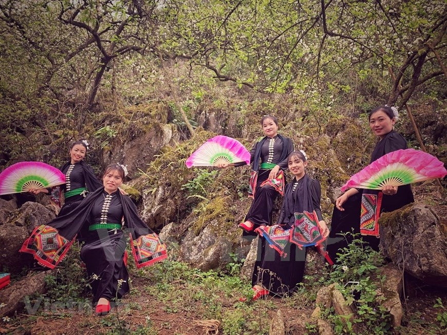 Les filles ethniques Thaï sont également membres d'une troupe d'art du village d'Ang. Le village Ang de la commune de Dong Sang est le pionnier du tourisme communautaire dans la province de Son La. Les habitants ont transformé les “nhà sàn” ou maisons sur pilotis traditionnelles en maisons d'hôtes communes, planté des fleurs et des légumes et organisé des visites. La plupart des touristes à Moc Chau aiment séjourner chez l’habitant (homestay), la belle nature et les produits de la ferme propres. La minorité Thaï vivant dans le village d'Ang fabrique toujours son artisanat traditionnel, notamment le tissage et la broderie, et enseigne cet artisanat aux visiteurs. Photo: Vietnam+