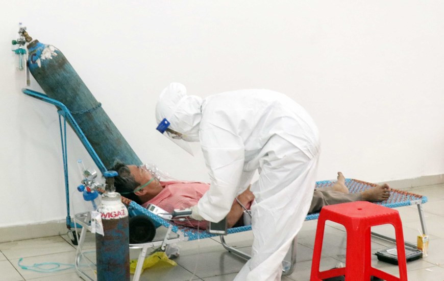 Un médecin examine un patient asymptomatique avec des comorbidités. Photo: VNA