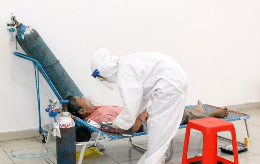 Un médecin examine un patient asymptomatique avec des comorbidités. Photo: VNA