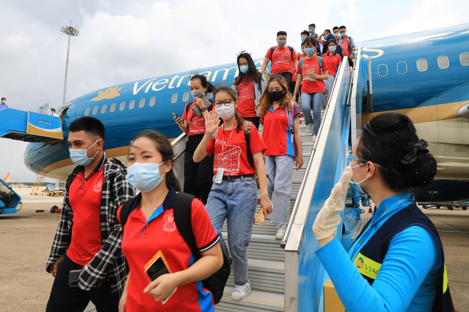 La délégation de 350 étudiants et professeurs de l'Université de Médecine de Hanoï est arrivée à l'aéroport de Tan Son Nhat, à Ho Chi Minh-Ville, à 11 heures le 6 juillet. Photo: VNA