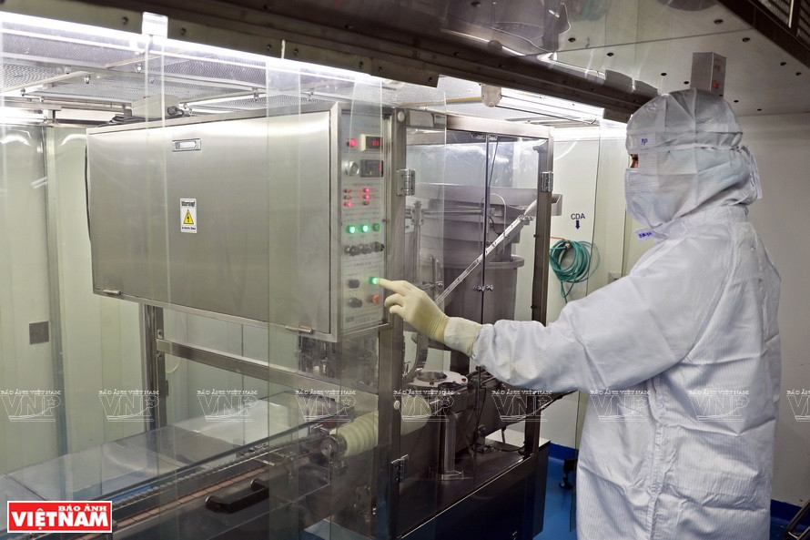 Le processus de remplissage du vaccin Sputnik V dans les flacons est entièrement automatisé. Photo: Vietnam Illustré