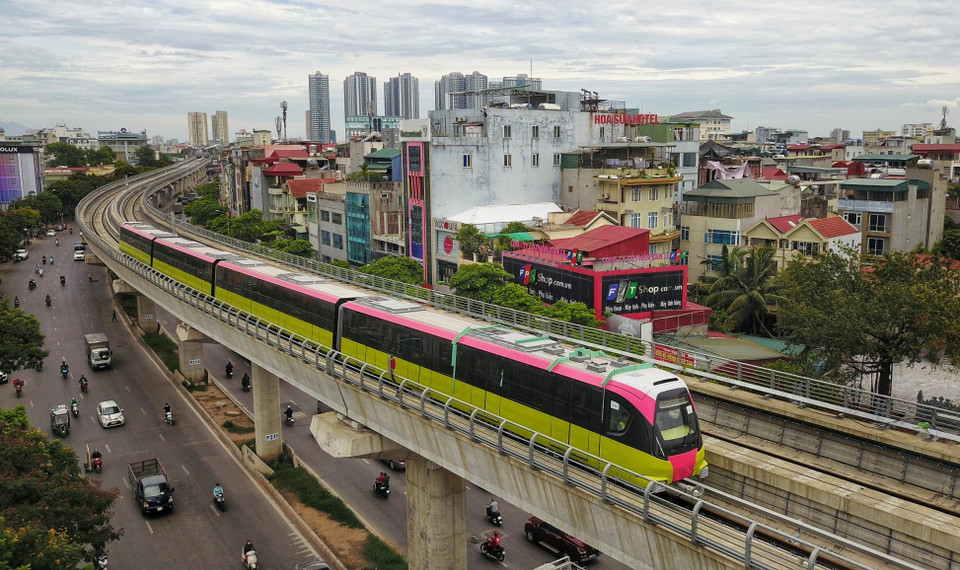 Les premiers essais du fonctionnement du train de la section surélevée sur la ligne de métro Nhon – gare de Hanoï débutent le 1er juillet. Photo: VNA