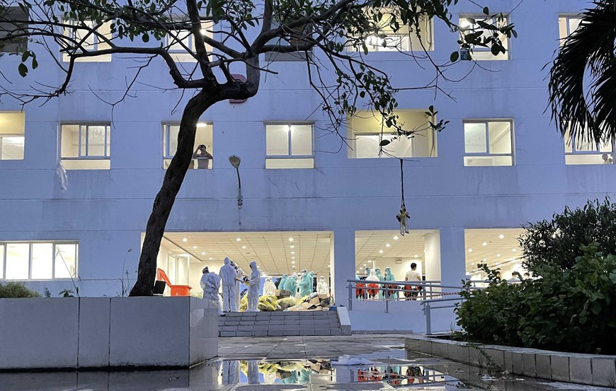 L'accueil de nouveaux patients se fait même la nuit. Photo: VNA