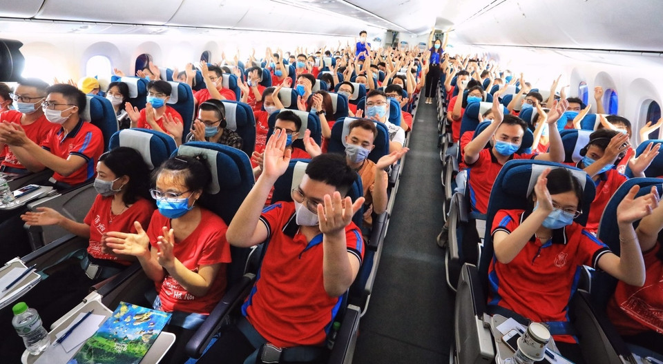 Des étudiants de l'Université de Médecine de Hanoï à bord de l'avion. Photo: VNA