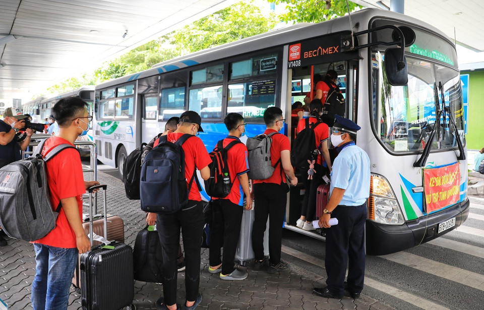 Immédiatement après son arrivée à l'aéroport de Tan Son Nhat, la délégation s'est immédiatement rendue en bus à Binh Duong. Photo: VNA