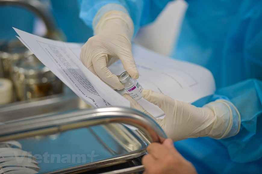 Auparavant, avec le soutien, les conseils et la direction du gouvernement, du ministère de la Santé en particulier, la société Vietnam Vaccine JSC (VNVC) est devenue la première unité à disposer d’un vaccin contre le COVID-19. Elle est également la seule unité sélectionnée par AstraZeneca pour distribuer des doses de son vaccin au Vietnam. Le vaccin contre le COVID-19 "vaccine AstraZeneca®", nommé AZD1222, développé par la firme Astra-Zeneca, a obtenu une autorisation de mise sur le marché (AMM) conditionnelle, en Europe (procédure centralisée), le 29/01/2021. La société AstraZeneca s'est engagée à fournir 30 millions de doses de vaccin au Vietnam. Ces doses sont livrées en plusieurs lots. Le premier lot de 117.600 doses du vaccin AstraZeneca avait été amené au système de stockage frigorifique spécialisé de VNVC et AstraZeneca le 24 février 2021. Photo: VietnamPlus