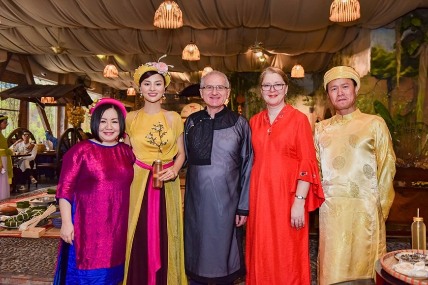 À l’occasion du Têt du Buffle 2021, les organisateurs de Vietnam International Fashion Week a coopéré avec Ann Quan pour organiser la fête 'TET CELEBRATION' à Ho Chi Minh-Ville. Les invités internationaux sont des représentants des consulats généraux et des ambassades . Vêtus de l'ao dai (robe longue traditionnelle du Vietnam), les amis étrangers sont invités à participer à des activités reconstituant le Têt vietnamien, telles que l'emballage du “banh chung” (gâteaux de riz gluant, truffés de haricots pilés et de morceaux de porc gras) et les jeux folkloriques. Les organisateurs du programme ont déclaré que cet événement visait à présenter et à promouvoir la culture traditionnelle du Vietnam auprès d'amis internationaux. Photo: Vietnam+