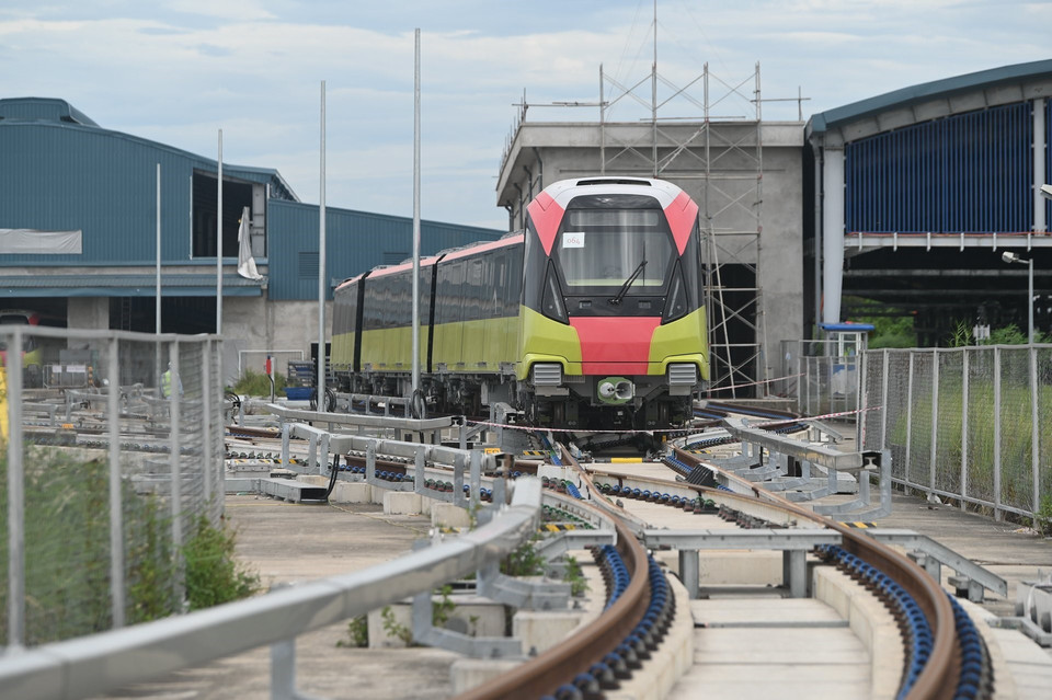 Un train part de la zone de dépôt à Nhon. Conçu et fabriqué par le constructeur français Alstom, chaque train, dont la vitesse prévue est de 80 km/h, dispose de quatre voitures capables de transporter de 944 à 1.124 passagers. Photo: VNA
