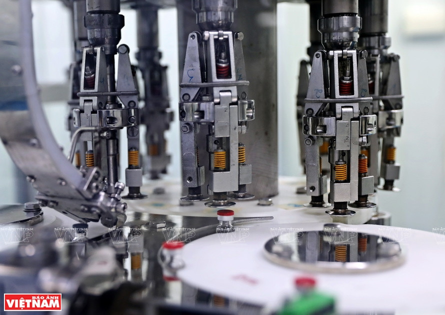 Les bouchons des flacons ont deux couches: une en caoutchouc et l'autre en aluminium. Photo: Vietnam Illustré