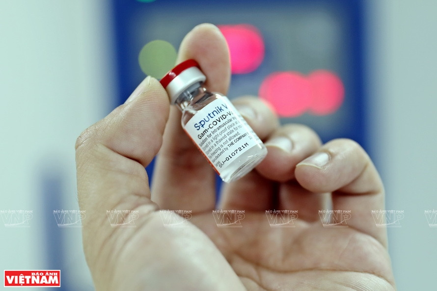 Une fois la dernière étape terminée, le flacon de vaccin Spoutnik V sera mis en congélation d'urgence. Photo: Vietnam Illustré