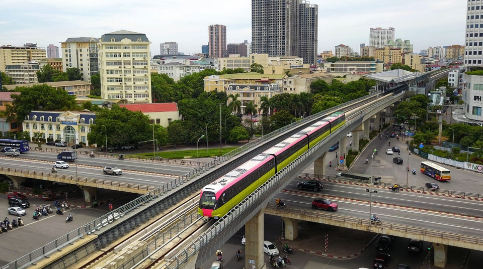 Le train traverse l'intersection Cau Giay - Pham Van Dong. Photo: VNA