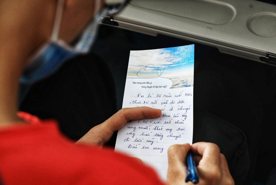 Un étudiant de l'Université de Médecine de Hanoï écrit une note manuscrite exprimant ses sentiments. Photo: VNA
