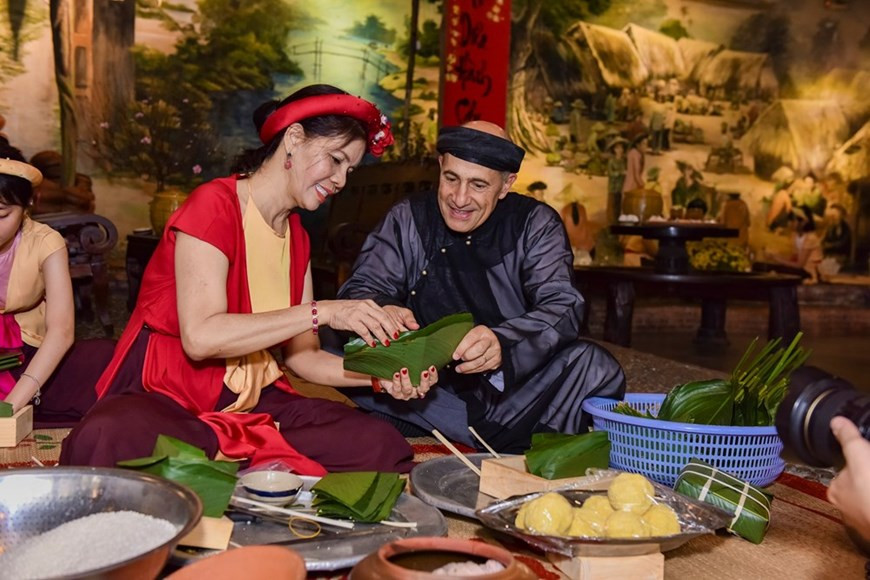 Plus qu’une coutume ancestrale, le Têt s’affirme comme "patrimoine culturel immatériel" du peuple vietnamien. Fête millénaire et éternelle, cette tradition a traversé le temps et perdure encore aujourd’hui malgré une tendance à la modernité. Depuis des temps immémoriaux, au Vietnam, le Têt (Nouvel An lunaire) est vu comme la fête traditionnelle la plus importante de l’année. Dans la conception de la communauté vietnamienne, le mot de Têt renferme en lui une valeur culturelle et humaine sacrée et incomparable. Pour un Vietnamien, le Têt ne cesse d’évoquer une foule de souvenirs et d’images pittoresques et émouvantes. C’est la fête de l’amour, de l’amitié et de la réciprocité dans les sentiments humains les plus beaux. Photo: Vietnam+