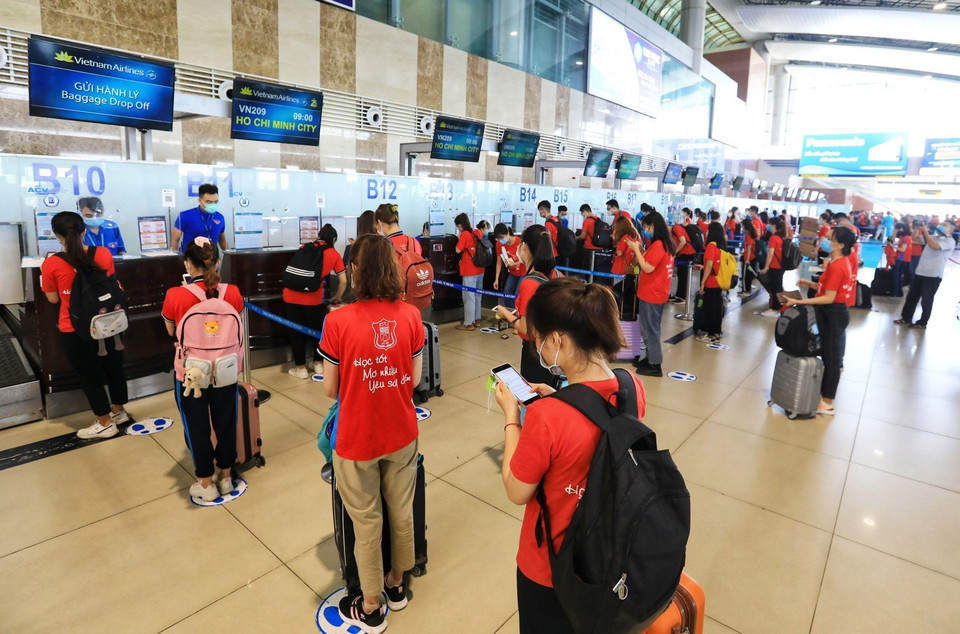 Des étudiants de l'Université de Médecine de Hanoï s'enregistrent à l'aéroport de Noi Bai. Photo: VNA
