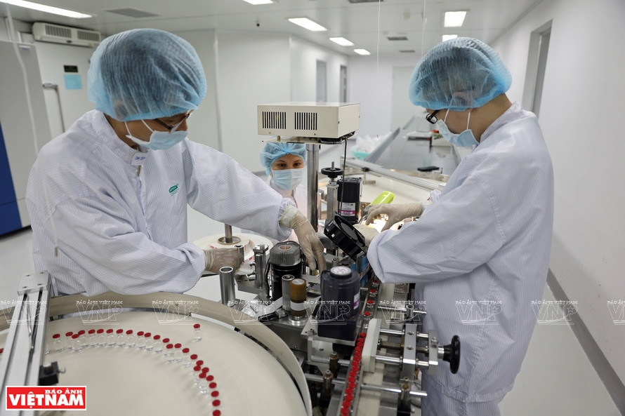 Après avoir été soigneusement examinés, les flacons de vaccins seront étiquetés. Cette étape est entièrement automatique. Photo: Vietnam Illustré