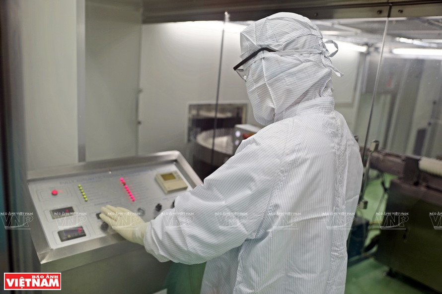 Préparation des machines avant le remplissage du vaccin Sputnik V dans les flacons à l'EURL des vaccins et produits biologiques N°1 (VABIOTECH) à Hanoï. Photo: Vietnam Illustré