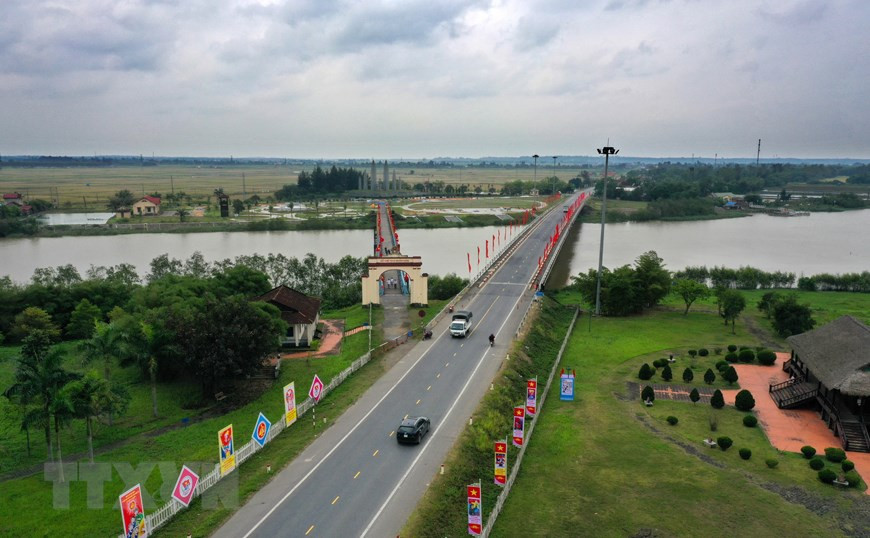 Le site du pont Hien Luong, dans l’ensemble des sites historiques nationaux spéciaux de deux rives Hiên Luong-Bên Hai, dans le district de Vinh Linh, province centrale de Quang Tri. Cette province était l’une des localités les plus dévastées pendant la guerre par des milliers de tonnes de bombes et d’obus. La province était également bien connue pour sa bataille acharnée de 81 jours dans l’ancienne citadelle de Quang Tri.