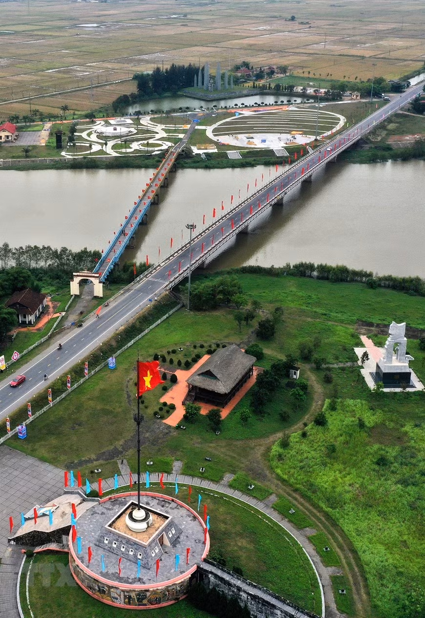  Une cérémonie de lever du drapeau a lieu le 30 avril de chaque année dans la province centrale de Quang Tri pour marquer la réunification nationale (30 avril 1975).