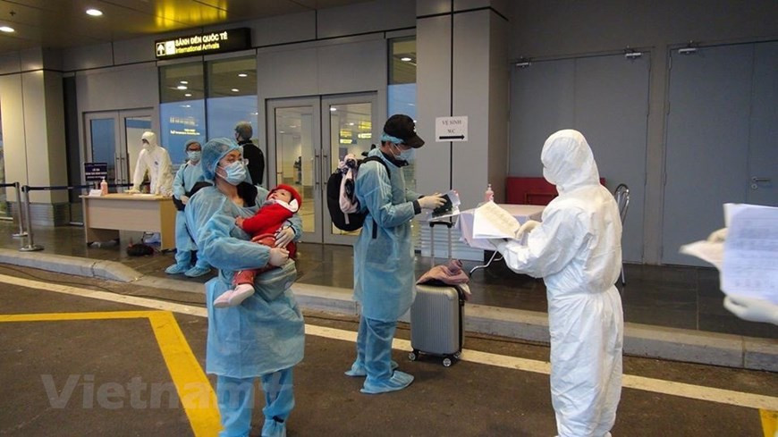 Le vice-Premier ministre Vu Duc Dam a rappelé que les objectifs majeurs du gouvernement sont de maîtriser la propagation du virus au sein de la population, de contenir la contamination du personnel médical, d’éviter la panique et de réduire au minimum les conséquences sur les relations diplomatiques et économiques. Ainsi, l’aéroport international de Van Don, dans la province de Quang Ninh, est mobilisé pour décharger celui de Nôi Bài, en banlieue de Hanoï. Les dispositions préventives y sont renforcées depuis plusieurs jours. Afin d’éviter la contamination croisée, nous ouvrons une zone spécifique pour accueillir les Vietnamiens revenant de zones contaminées. Les thermomètres à infrarouge, les équipes médicales et douanières sont déjà sur place, a précisé Pham Ngoc Sau, directeur général de l’aéroport de Van Don. Photo : T.T/Vietnam+ 