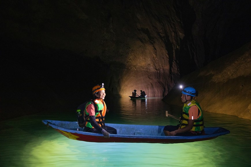 Ce parcours à la découverte de la grotte Son Doong dans la province centrale de Quang Binh m'a rendu heureuse, a confié la Miss Univers 2017 H hen Niê. La province centrale de Quang Binh est surnommé le "Royaume des grottes" avec des centaines de grottes de différentes tailles, ainsi que des paysages de montagne incroyables et de vastes plages. Cette province abrite la grotte Son Doong, reconnue comme la plus grande et la plus belle grotte naturelle au monde par la World Records Union et la World Records Association. Photo : Hai An/Vietnam+ 