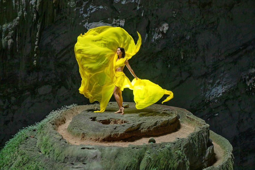 La Miss Univers 2017 H hen Niê en robe de couleur jaune pose dans la grotte Son Doong. Un cliché impeccable en pleine nature.Quang Binh est aussi à l’avant-garde de la classification des niveaux de difficulté des circuits d’aventure permettant aux voyageurs de choisir au mieux leur tour. Pour les itinéraires difficiles, elle impose des règles concrètes relatives à leur temps de découverte et au nombre de participants pour assurer leur sécurité. Le directeur général d’Oxalis, Nguyên Châu Á, a informé que le voyage d’aventure est très prisé à Quang Binh. Le cas de Son Doong est particulier car la grotte ne peut accueillir qu’un millier de visiteurs chaque année. C’est pourquoi, malgré son prix élevé de 3.000 USD, ce circuit attire toujours un nombre stable. Il s’agit d’une mesure permettant à la province de développer durablement son tourisme. Photo : Hai An/Vietnam+ 