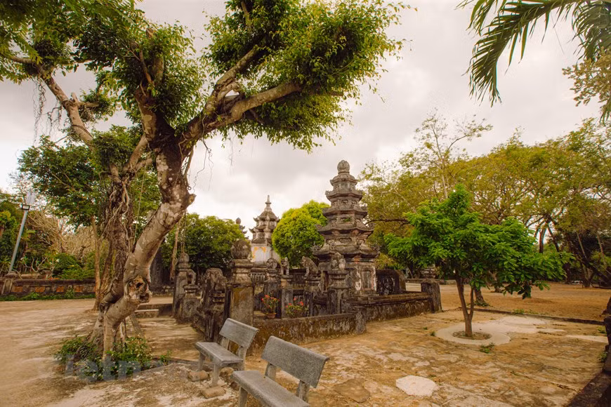  La pagode Thap Thâp érigée sur la coline Long Bich.