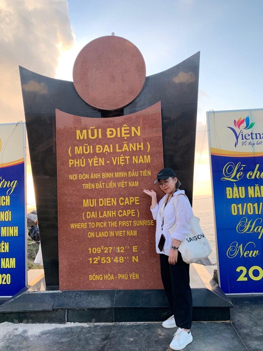 Situé à 40 km au Sud de Tuy Hoa, le cap Dai Lanh bénéficie le premier des rayons du lever du soleil mais le spectacle vraiment magique se déroule au sommet du phare de Dai Lanh. Pour y accéder, il faut grimper une centaine de marches d’un escalier en spirale. Une fois arrivé tout en haut, l’homme se sent minuscule au milieu de cette nature grandiose où la montagne et la mer s’unissent à l’infini. De plus en plus de touristes étrangers viennent à Phu Yên pour découvrir ses sites pittoresques. La pente rocheuse Da Dia et le cap Dai Lanh sont des sites à ne pas manquer. À cela s’ajoute l’hospitalité des habitants locaux. Cette province possède un grand potentiel de développement. Photo : VietnamPlus 