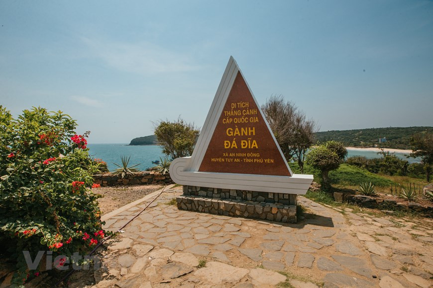 La province de Phu Yen, située dans le Centre méridional et surnommée la terre des "Fleurs jaunes sur les herbes vertes", est réputée non seulement pour ses belles plages mais aussi pour Ganh Da Dia (Falaise Da Dia ou pente rocheuse Da Dia). La falaise Da Dia ressemble à un tableau de lavis que la nature a gâté Phu Yen. Venez à cette destination à ne pas manquer à Phu Yen, au bord de la mer, vous pouvez admirer de vos propres yeux la beauté magnifique de la nature. Effectuer un itinéraire à la découverte de cette localité du Centre sera certainement un voyage de belles impressions de votre jeunesse. La nature a gâté cet endroit avec une beauté poétique et harmonieuse comme un tableau de lavis. Photo : VietnamPlus 