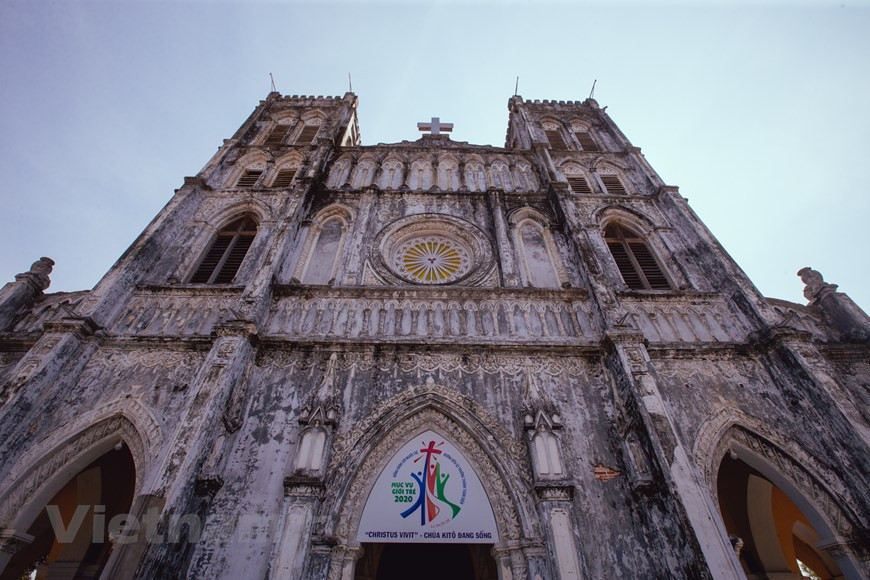 S’étendant sur une superficie de quelque 5.000 m², Mang Lang se caractérise par une architecture gothique, un style dont les prémices remontent à 1.200 ans avant J.C. Au sommet de l’église se trouvent deux hauts clochers. La croix se trouve au milieu d’entre eux. Les entrées de l’église, elles, ont une forme légèrement courbée. La période la plus développée de l’architecture gothique est le XVIII-XIXesiècles. Jusqu’à maintenant, l’empreinte de cette architecte perdure dans plusieurs ouvrages en Europe tels que les mairies, les cathédrales, les écoles…En particulier, de nombreux ouvrages à l’architecture gothique ont été reconnus par l’Organisation des Nations unies pour l’éducation, la science et la culture – UNESCO, comme patrimoine mondial. Photo : VietnamPlus