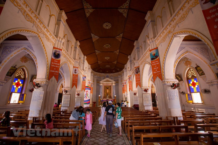 À l’intérieur de l’église aux riches empreintes de l’architecture gothique, il existe encore des lampes qui sont pendues au plafond depuis la mise en service de l’église. C’est un espace totalement tranquille, les portes sont toujours ouvertes. Ainsi, les touristes sont invités à y mettre les pieds pour découvrir sa beauté ou pour faire leurs prières. L’église de Mang Lang dans la province de Phu Yen abrite aussi le livre «Méthode d'enseignement en huit jours», faisant parti du patrimoine national. Il s’agit du premier livre en quốc ngữ, l'écriture romanisée de la langue vietnamienne, imprimé par le prêtre Alexandre de Rhodes en 1651 à Rome. Photo : VietnamPlus 