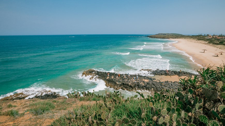Située dans le Centre, la province de Phu Yen ensoleillée et aérée est connue pour plusieurs sites attrayants et ses spécialités culinaires délicieuses. Elle accueille chaque année de plus en plus de touristes. En particulier, le site Ganh Da Dia à Phu Yen attire de nombreux visiteurs. Considérée comme l’une des formations rocheuses les plus impressionnantes dans le monde, la vallée rocheuse Da Dia est située à une quarantaine de kilomètres au Nord-Est de Tuy Hoa. Cet amalgame unique de milliers de pierres cylindriques superposées s’étend sur 50 m de large et de 200 m de long. Vu de loin, ce site ressemble à une pile d’assiettes ou à des nids d’abeilles. Photo : VietnamPlus 