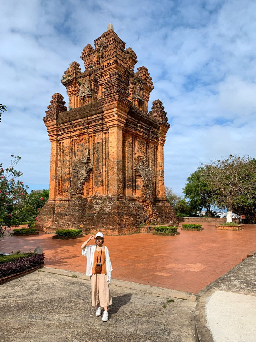Les touristes, en particulier les étrangers, aiment visiter le mont Nhan, considéré comme le symbole de la province et situé à l’est de la rivière de Dà Rang, dans un des premiers quartiers de la ville de Tuy Hoa. De là, on peut admirer la tour Nhan. Dédiée aux esprits Cham, la tour a été construite à la fin du XIe siècle, et elle demeure à ce jour l’unique tour Cham dans la province. D’une hauteur de 24 m, elle est faite de briques, et jouit d’une belle harmonie entre les matériaux de construction, et mise en valeur sur le plan esthétique par son architecture et ses sculptures. Du haut de la montagne Nhan, les touristes ont l’occasion de profiter d’une vue générale de la ville de Tuy Hoa, qui ne cesse d’émerveiller les visiteurs de passage. Photo : VietnamPlus 